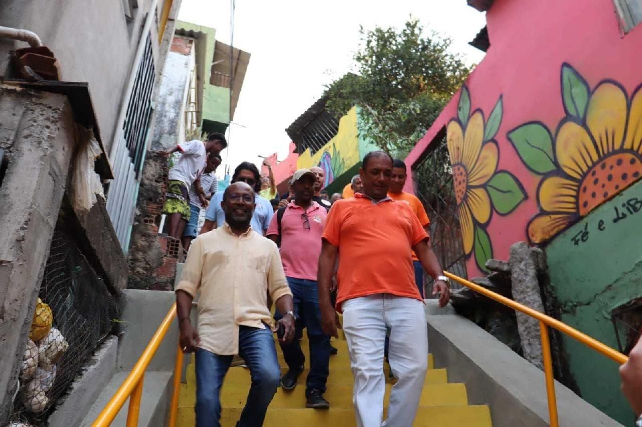 PREFEITO MÁRIO ALEXANDRE ENTREGA ESCADARIAS NO ALTO DO COQUEIRO E VISTORIA OBRAS EM ILHÉUS