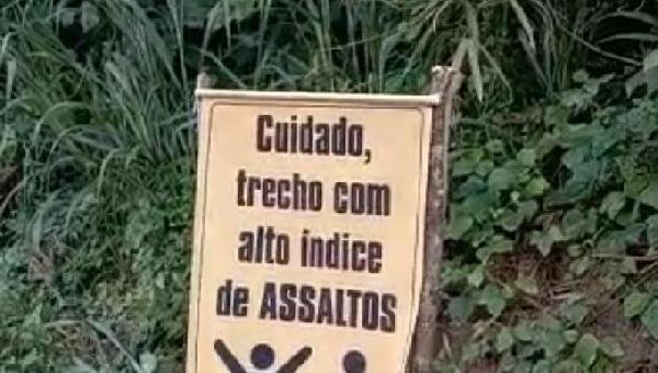 MORADORES COLOCAM PLACAS ALERTANDO GRANDE PERIGO DE ASSALTOS NA ESTRADA DE BANCO CENTRAL