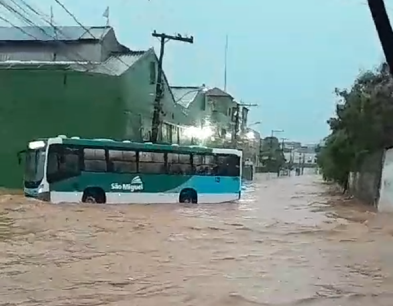 MOTORISTAS DE ÔNIBUS ENCONTRAM DIFICULDADE PARA TRANSITAR EM RUAS ALAGADAS DE ILHÉUS