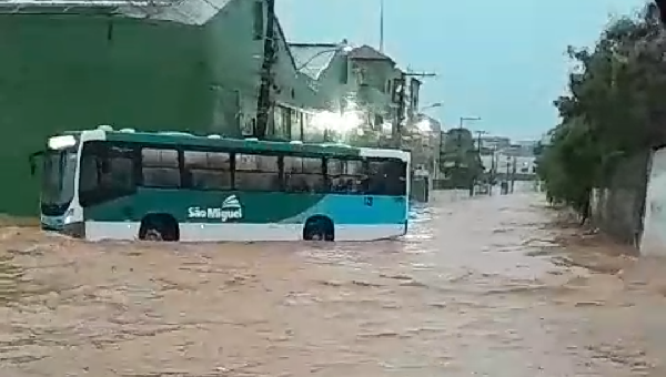 MOTORISTAS DE ÔNIBUS ENCONTRAM DIFICULDADE PARA TRANSITAR EM RUAS ALAGADAS DE ILHÉUS