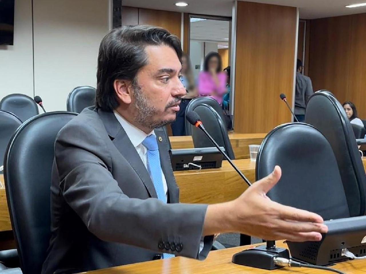 DEPUTADO PEDRO TAVARES CONDENA SUSPENSÃO DE VOOS DIRETOS DE ILHÉUS PARA SALVADOR 