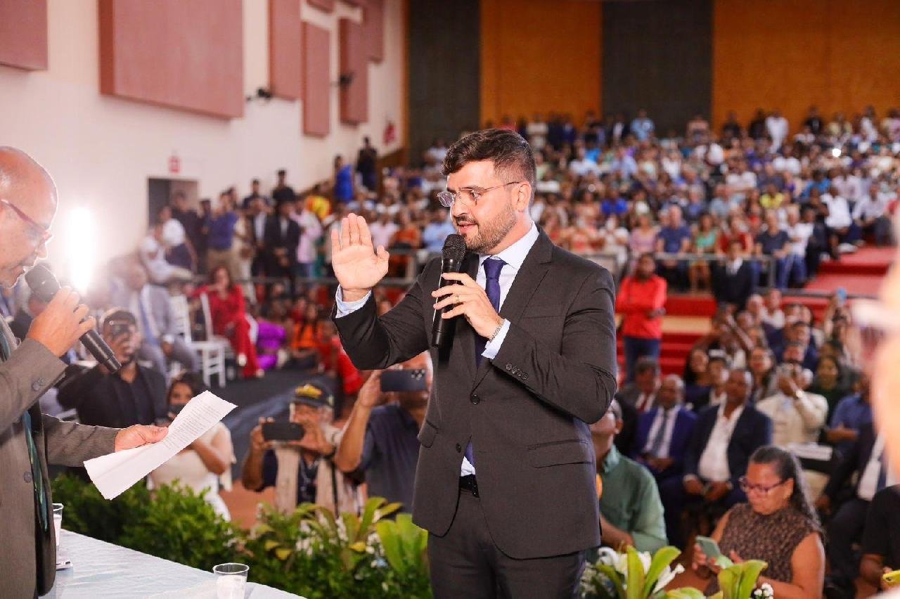 PREFEITO VALDERICO TOMA POSSE E REFORÇA IMPORTÂNCIA DA UNIDADE E DIÁLOGO