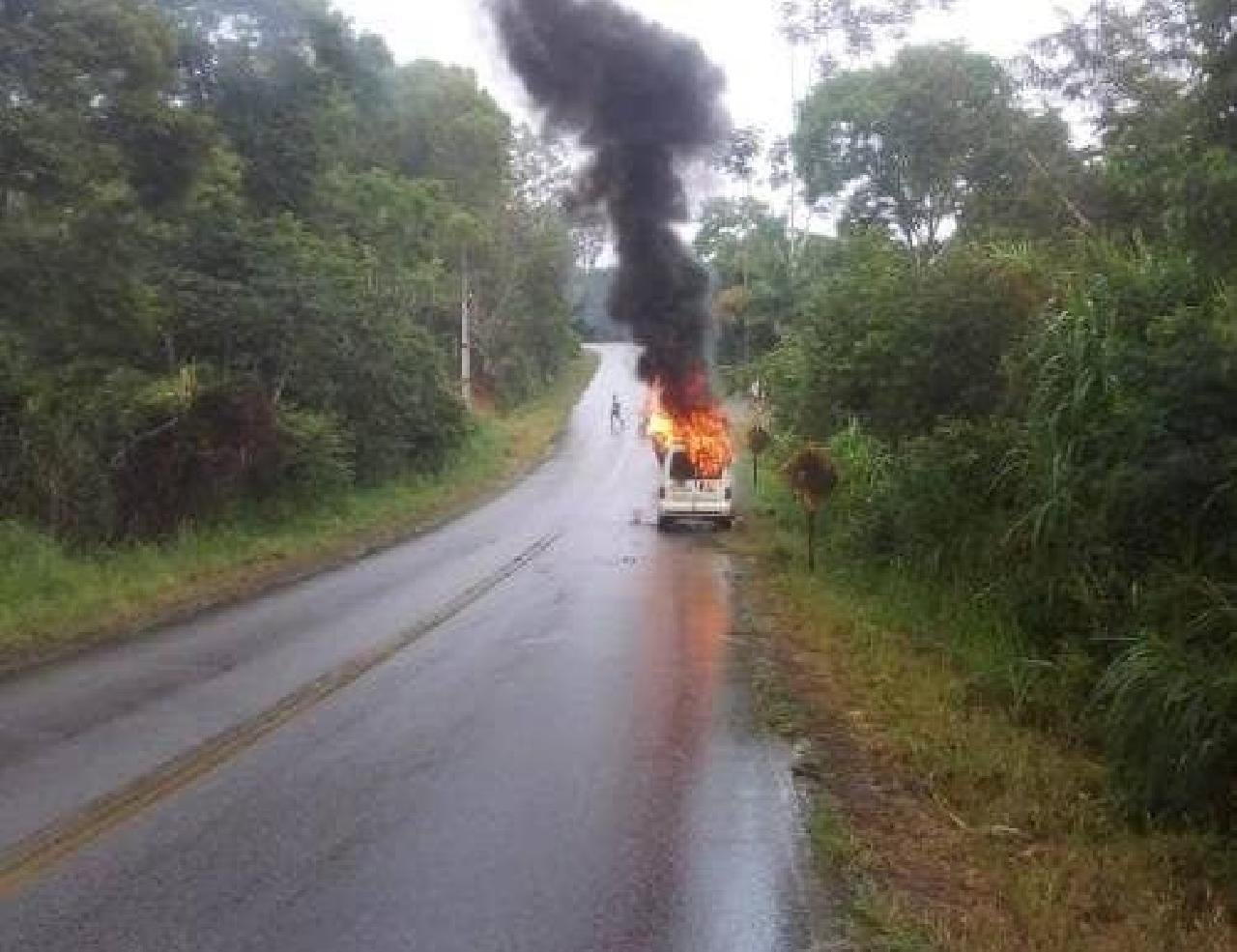 AMBULÂNCIA PEGA FOGO ENQUANTO TRANSPORTAVA PACIENTES NO SUL DA BAHIA