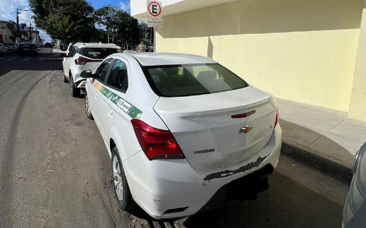 MOTORISTAS DE VANS DENUNCIAM UTILIZAÇÃO INDEVIDA DE VAGAS RESERVADAS PARA ELES NO AEROPORTO DE ILHÉUS