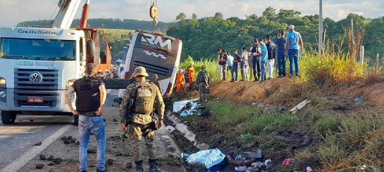 ÔNIBUS TOMBA NA BR-101 E MATA 9 PESSOAS