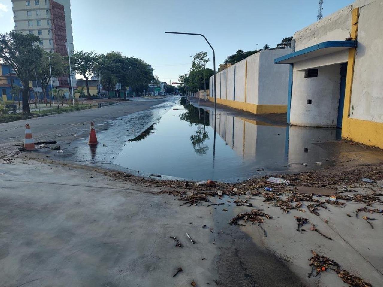 FAIXA ELEVADA CAUSA GRANDE POÇA DE ÁGUA NA MISAEL TAVARES DEVIDO A FALTA DE DRENAGEM 