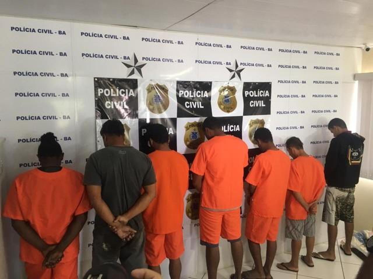 TREZE PESSOAS SÃO PRESAS DURANTE OPERAÇÃO DE COMBATE AO TRÁFICO DE DROGAS EM EUNÁPOLIS