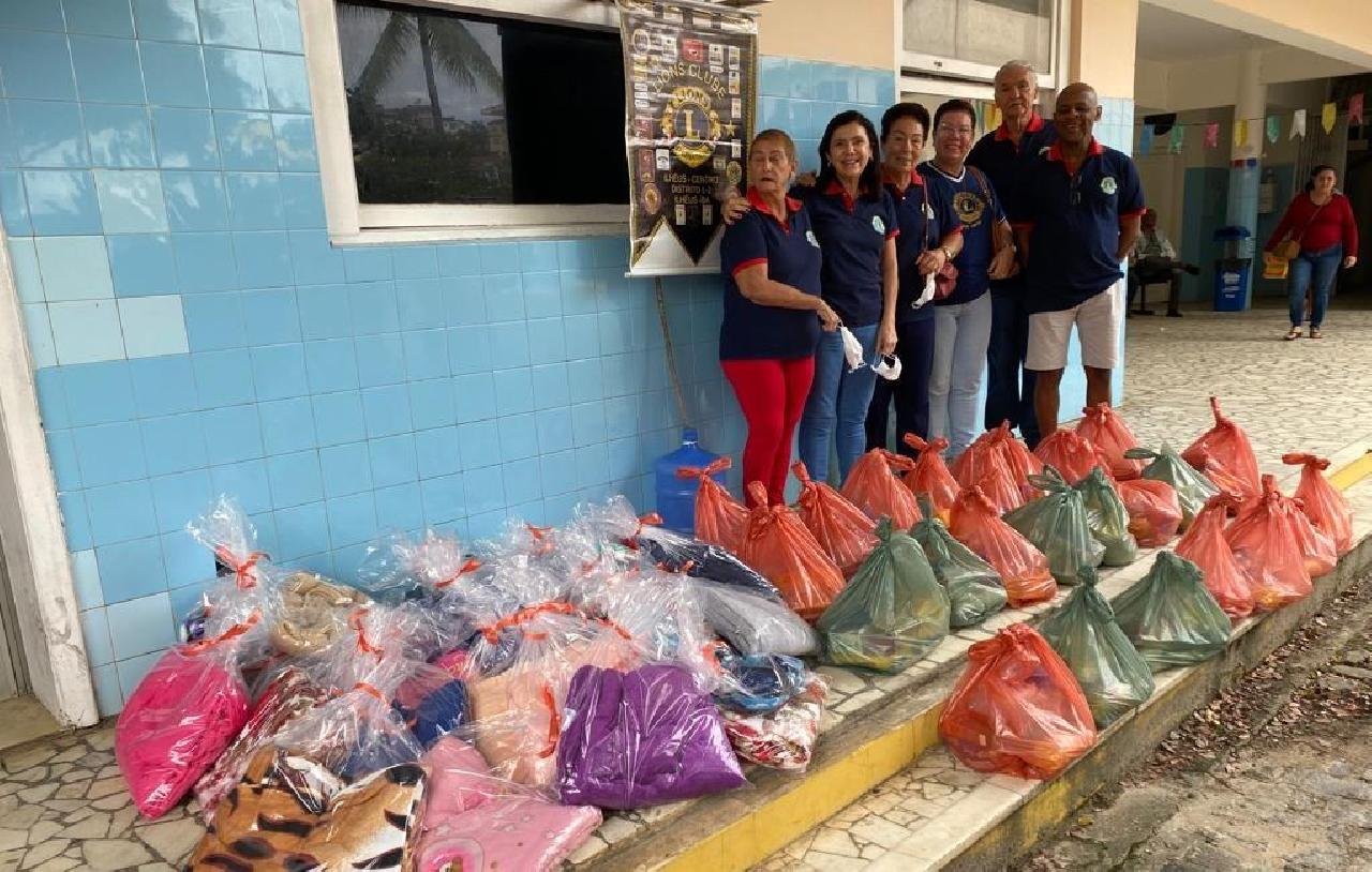 LIONS CLUB ILHÉUS-CENTRO PROMOVE DOAÇÃO DE CESTAS BÁSICAS E CAMPANHA DO AGASALHO