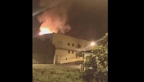 INCÊNDIO ATINGE ESCOLA EM COARACI