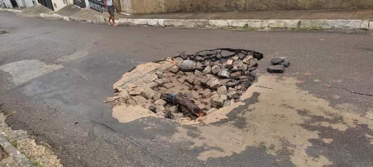 CHUVA FORTE PROVOCA CRATERA E LADEIRA DJALMA EUTIMIO É INTERDITADA