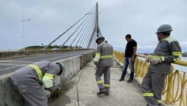 APÓS PERÍODO APAGADO POR FURTO DE FIAÇÃO, PONTE JORGE AMADO PASSA POR MANUTENÇÃO 