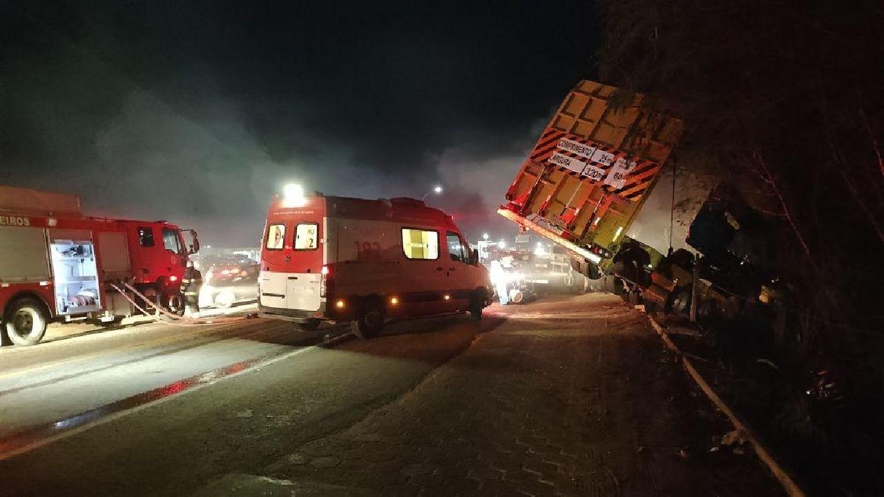 TRÊS PESSOAS MORRERAM CARBONIZADAS EM ACIDENTE ENVOLVENDO CAMINHÃO E CARRETA EM EUNÁPOLIS