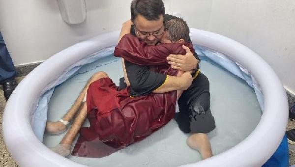 PACIENTE É BATIZADO POR PASTOR DENTRO DO HOSPITAL REGIONAL COSTA DO CACAU EM ILHÉUS