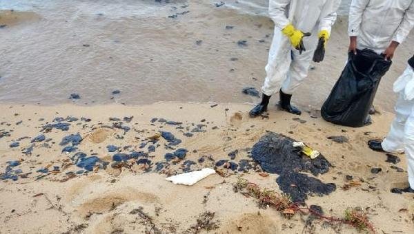 FRAGMENTOS DE ÓLEO VOLTAM A APARECER EM PRAIA NO SUL DA BAHIA