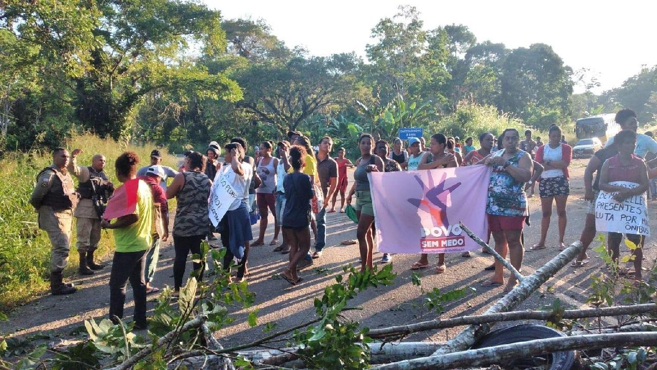 MORADORES FECHAM RODOVIA 262 ILHÉUS-URUÇUCA EM PROTESTO