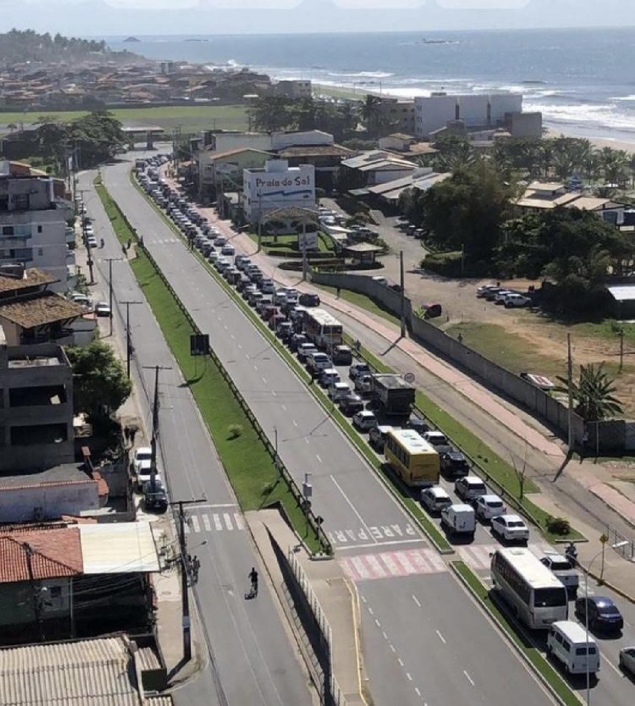 MANIFESTAÇÃO NAS PROXIMIDADES DO OPABA OCASIONA ENGARRAFAMENTO GIGANTE NA ZONA SUL DE ILHÉUS 