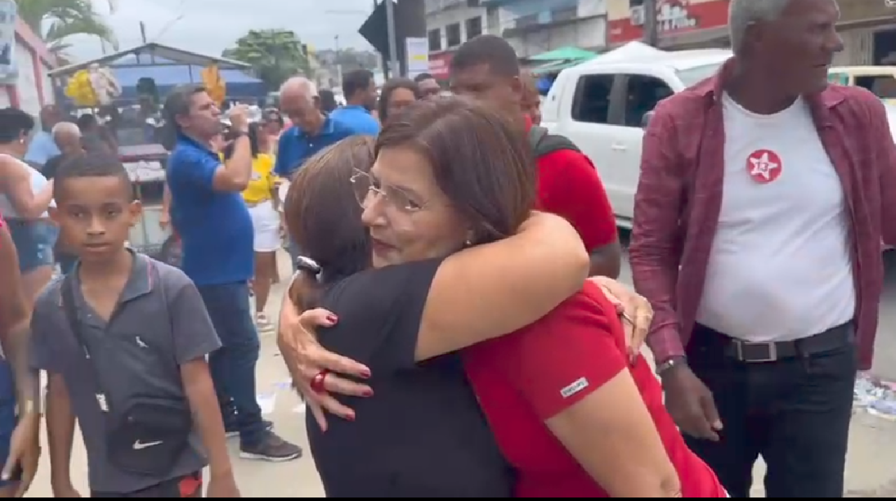 CANDIDATA À PREFEITURA DE ILHÉUS, ADÉLIA PINHEIRO (PT), CHEGA PARA VOTAR NO CIEMEV