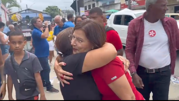 CANDIDATA À PREFEITURA DE ILHÉUS, ADÉLIA PINHEIRO (PT), CHEGA PARA VOTAR NO CIEMEV