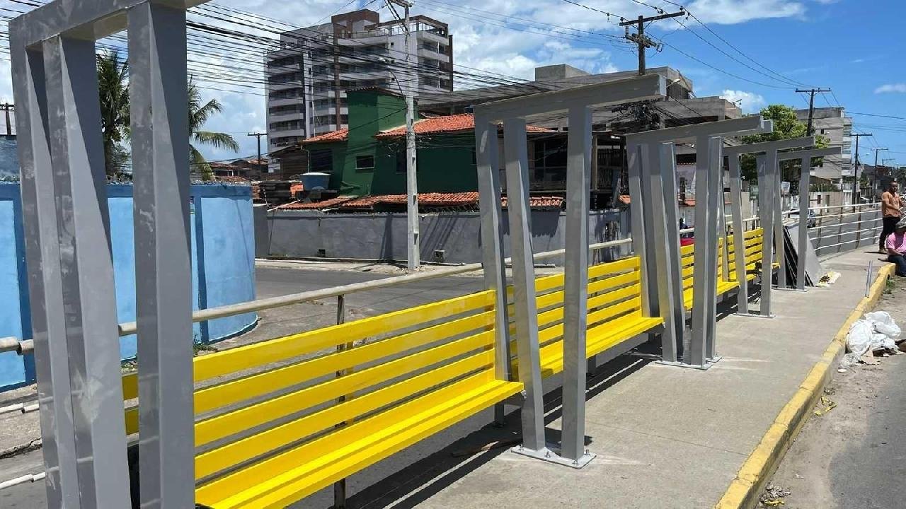 PRIMEIROS PONTOS DE ÔNIBUS SÃO INSTALADOS NA ORLA SUL; SERVIÇO DEVE SER CONCLUÍDO NOS PRÓXIMOS DIAS 