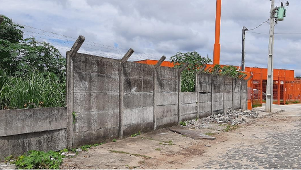 MURO DE ARRIMO DO AEROPORTO JORGE AMADO APRESENTA INÚMEROS BURACOS E CAUSA INSEGURANÇA NO LOCAL