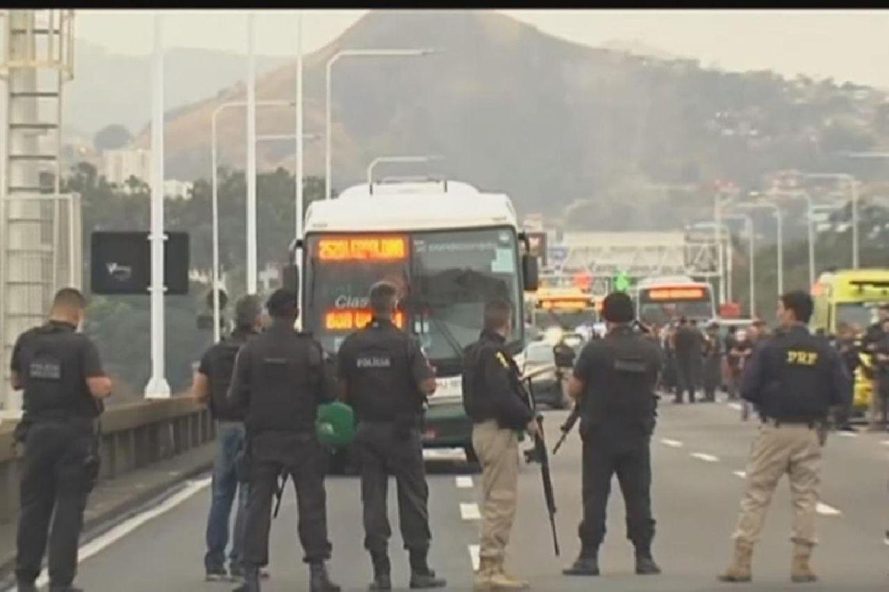 SEQUESTRADOR DE ÔNIBUS NO RIO É MORTO POR ATIRADORES DE ELITE