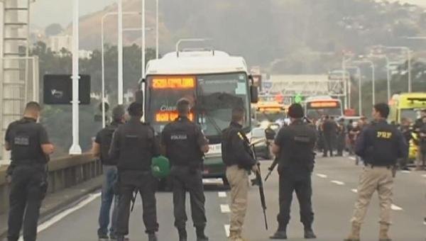 SEQUESTRADOR DE ÔNIBUS NO RIO É MORTO POR ATIRADORES DE ELITE