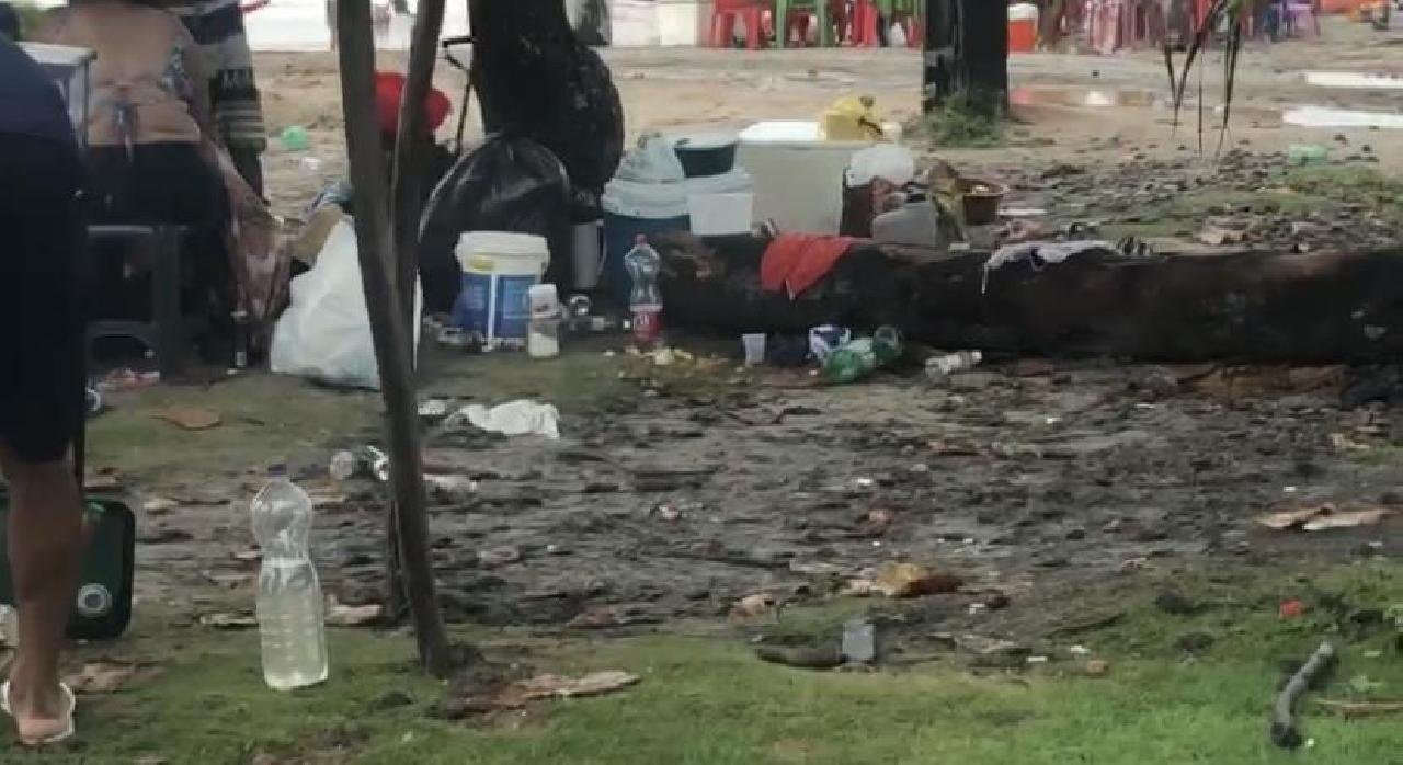 VISITANTES DEIXAM LIXO ESPALHADO E POLUEM PRAIA DO CURURUPE EM ILHÉUS 