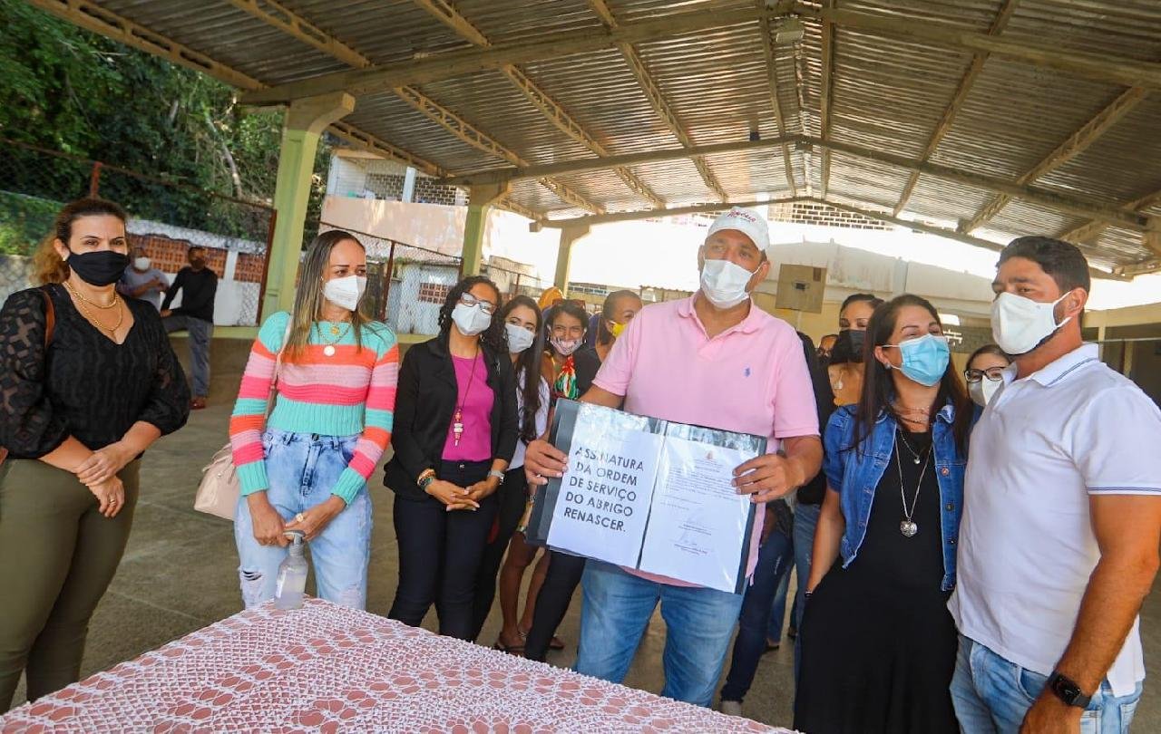 PREFEITO MARÃO ASSINA ORDEM DE SERVIÇO E GARANTE REFORMA DO ABRIGO RENASCER