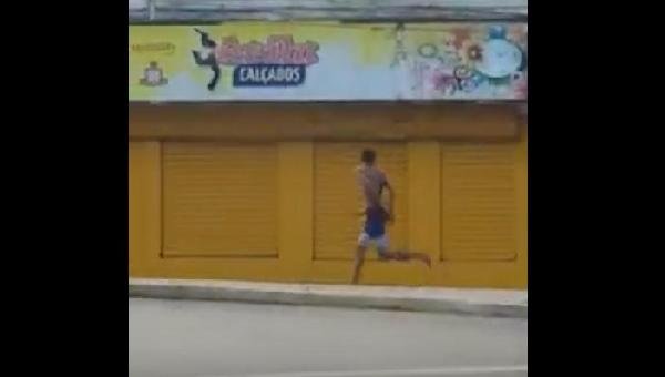 VÍDEO: ALGEMADO E CORRENDO, HOMEM TENTA FUGIR DA POLÍCIA NO CENTRO DE ILHÉUS