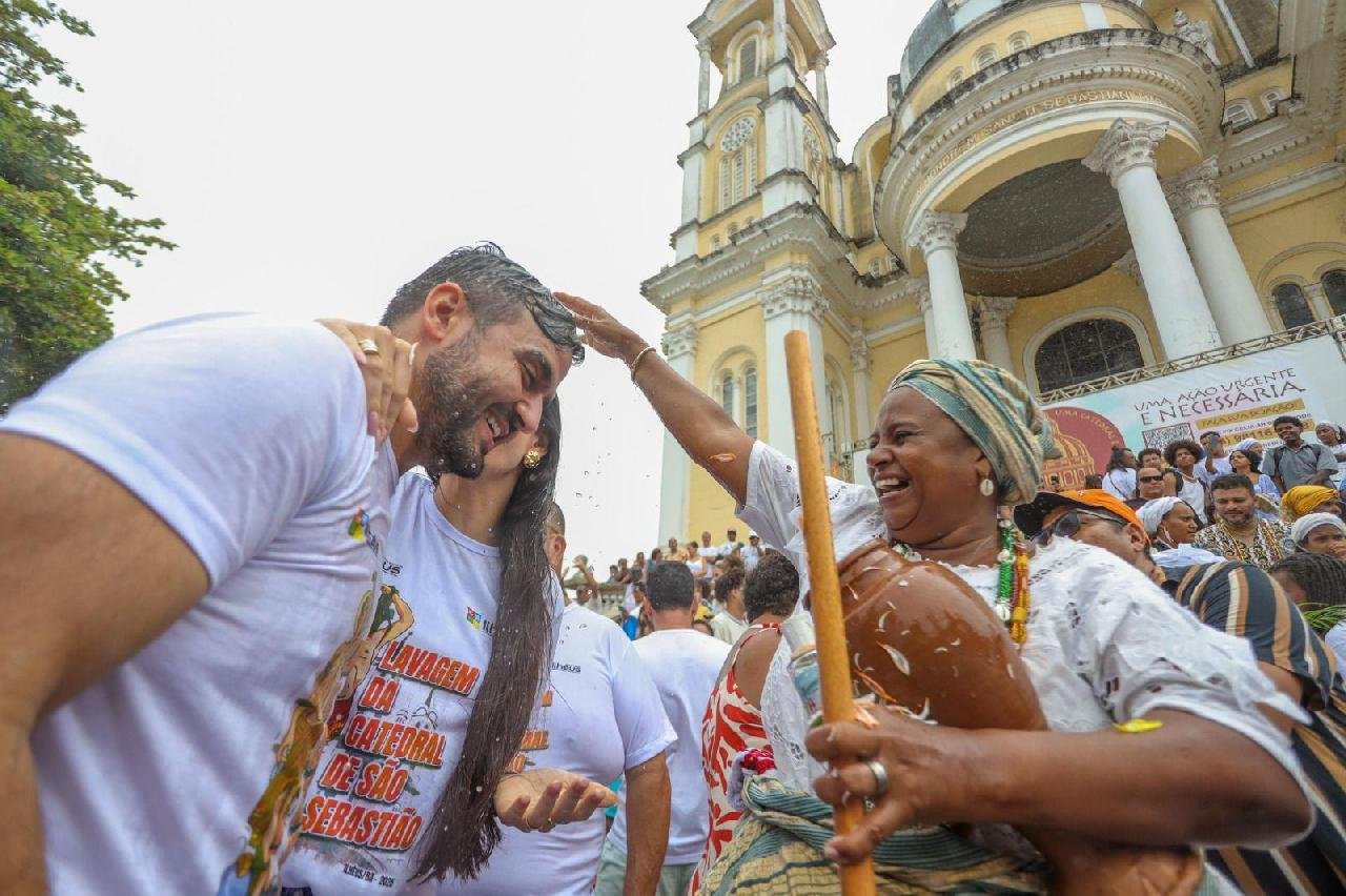 PREFEITO VALDERICO JÚNIOR CELEBRA LAVAGEM DAS ESCADARIAS DA CATEDRAL DE SÃO SEBASTIÃO