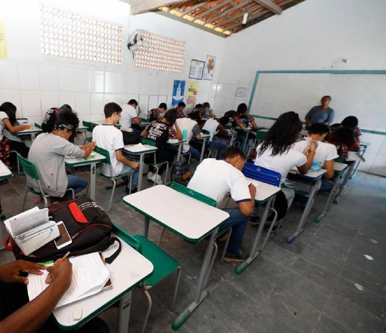 ALUNOS DE BRUMADO DEVEM VOLTAR ÀS AULAS PRESENCIAIS AINDA ESTE MÊS