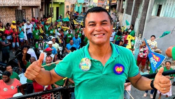 PROFESSOR REINALDO ARRASTA MULTIDÃO EM CAMINHADA NA MATA ESCURA EM SALVADOR 