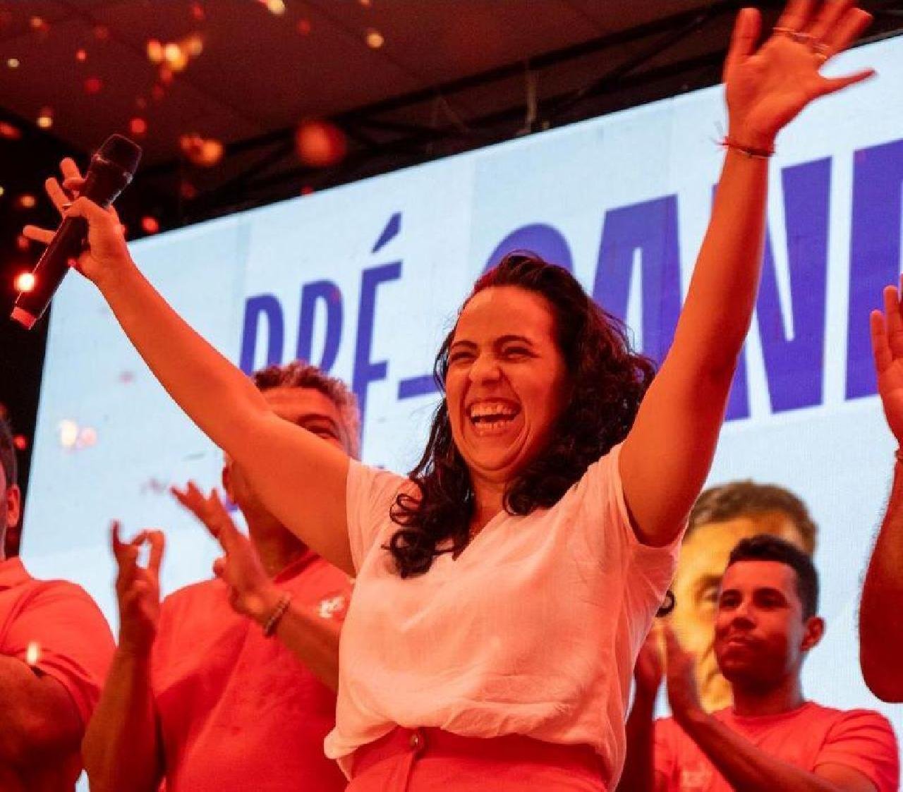 URUÇUCA: FERNANDA RETIRA CANDIDATURA A PREFEITA E APOIARÁ DAVI FARIAS