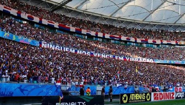 ORGANIZADA DO BAHIA LANÇA BOMBA EM TORCIDA DO SÃO PAULO NA FONTE NOVA