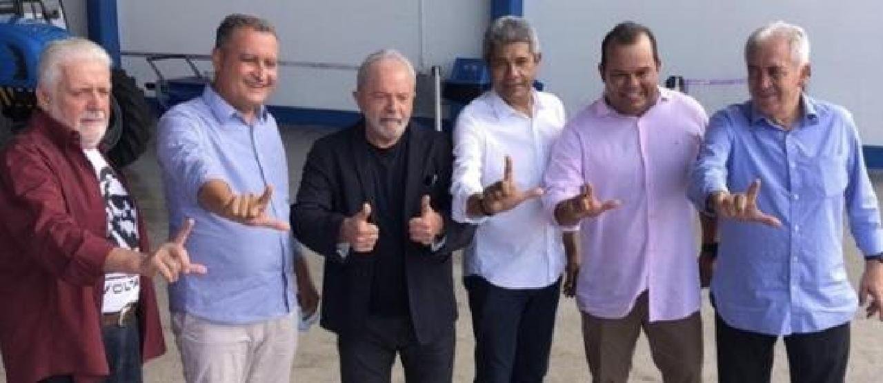 LULA DESEMBARCA EM SALVADOR E É RECEBIDO POR CHAPA COM “L”