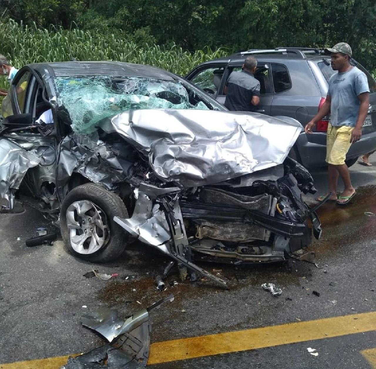 BATIDA ENTRE DOIS CARROS MATA 4 PESSOAS NA BR-101.