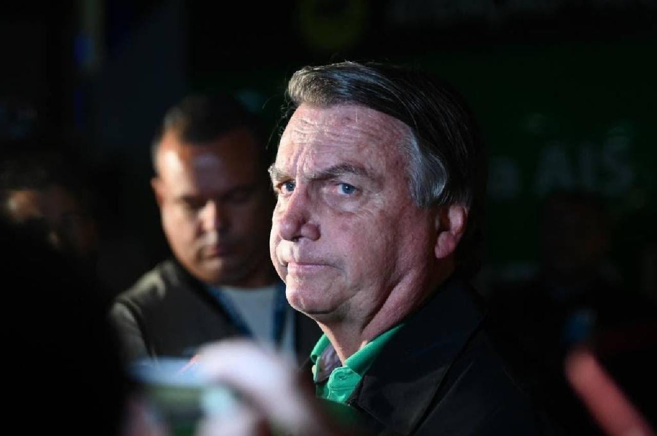 BOLSONARO É INDICIADO PELA POLICIA FEDERAL POR SUSPEITA DE FRAUDE EM CARTAO DE VACINAÇÃO DA COVID-19