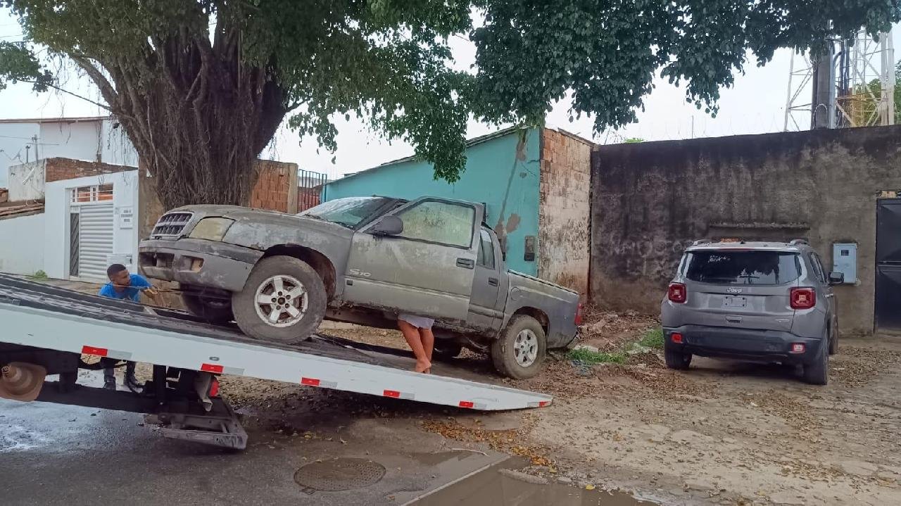 PREFEITURA RECOLHE CARROS ABANDONADOS NAS RUAS DE ILHÉUS 