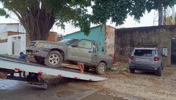 PREFEITURA RECOLHE CARROS ABANDONADOS NAS RUAS DE ILHÉUS 