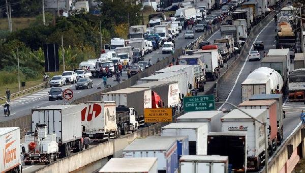 CAMINHONEIROS ANALISAM POSSÍVEL GREVE NO DIA 30