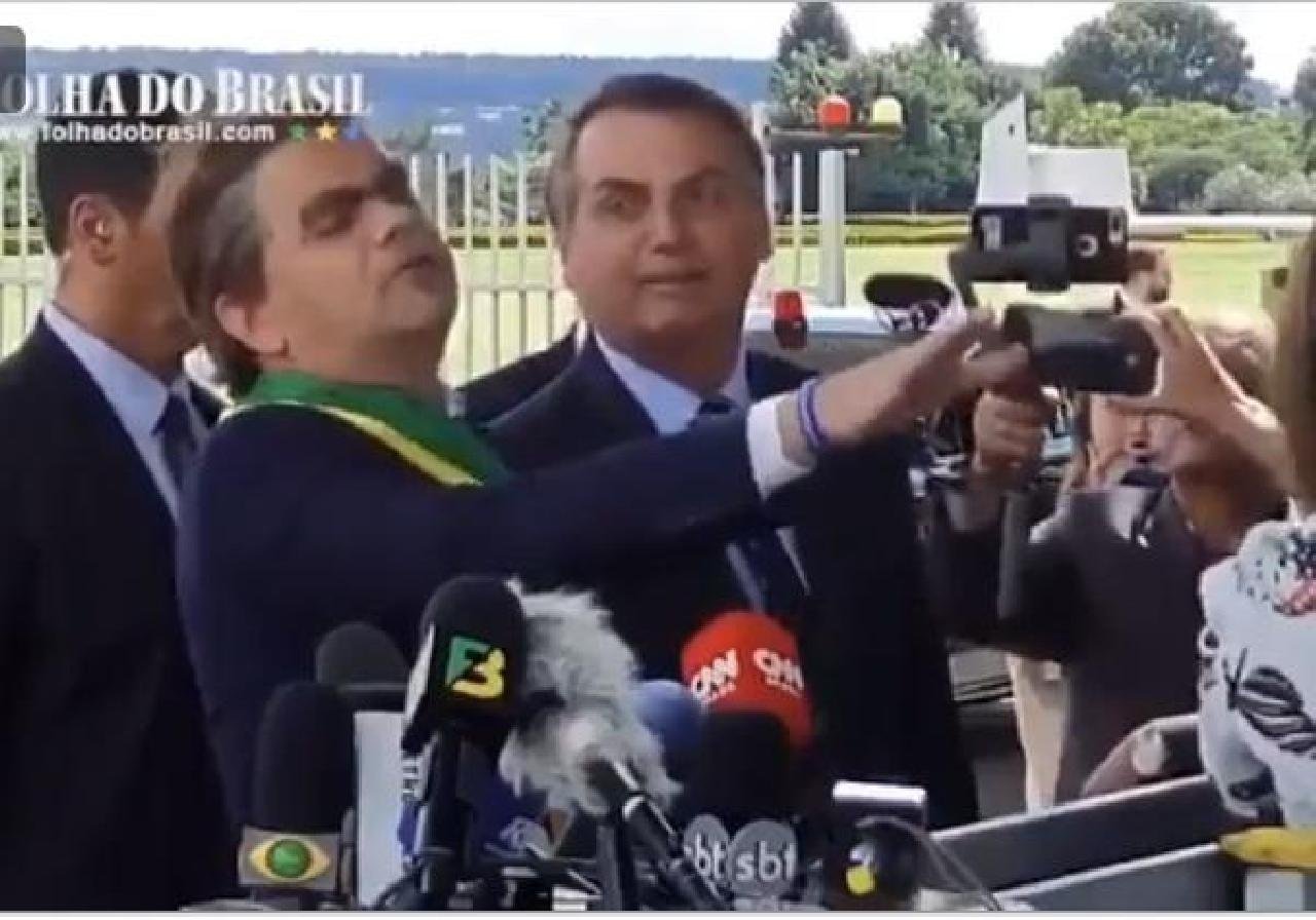 BOLSONARO ESCALA HUMORITSA PARA CONVERSAR COM JORNALISTAS EM BRASÍLIA