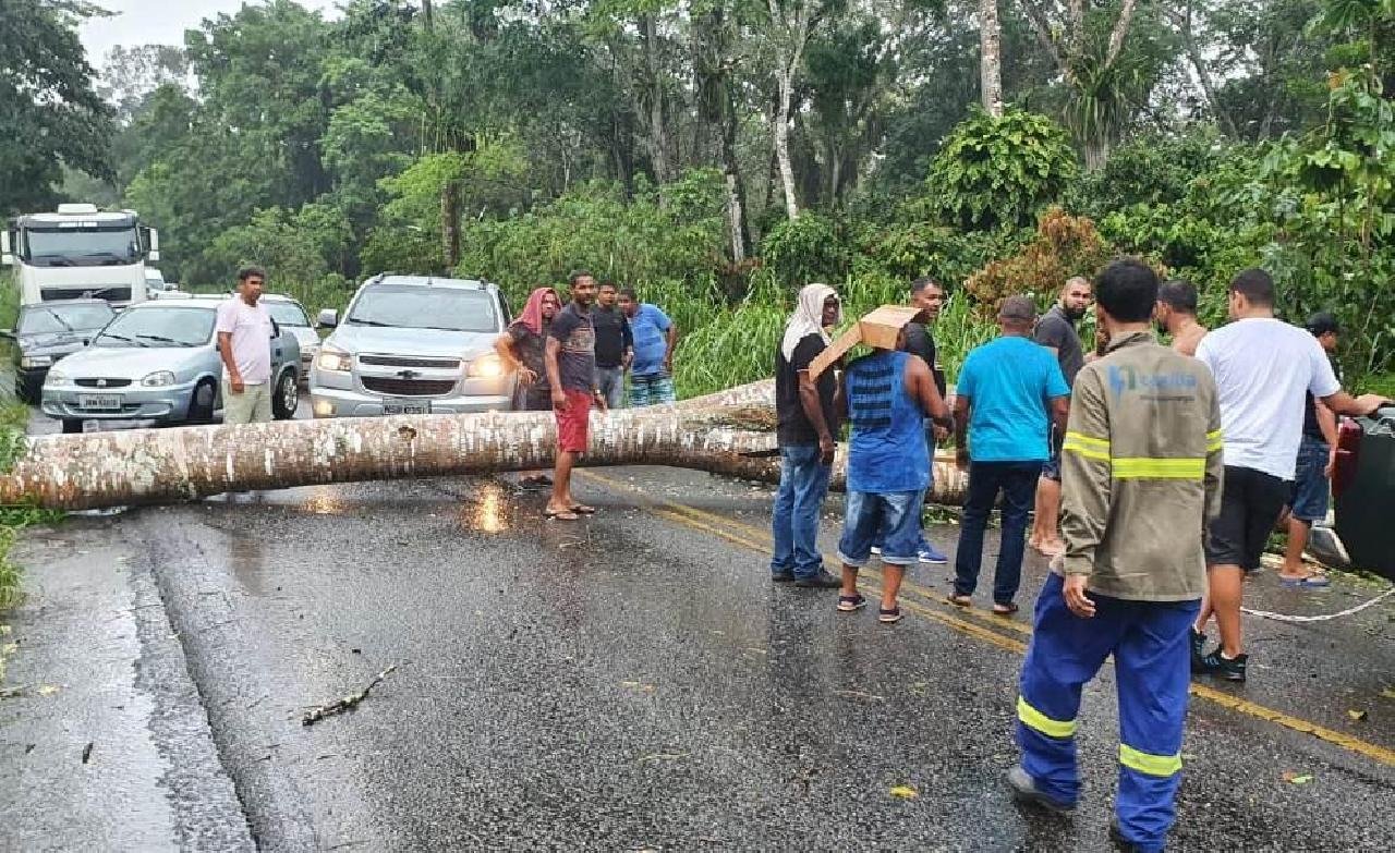 RODOVIA ILHÉUS-ITABUNA É LIBERADA APÓS TRANSTORNOS CAUSADOS PELA VENTANIA