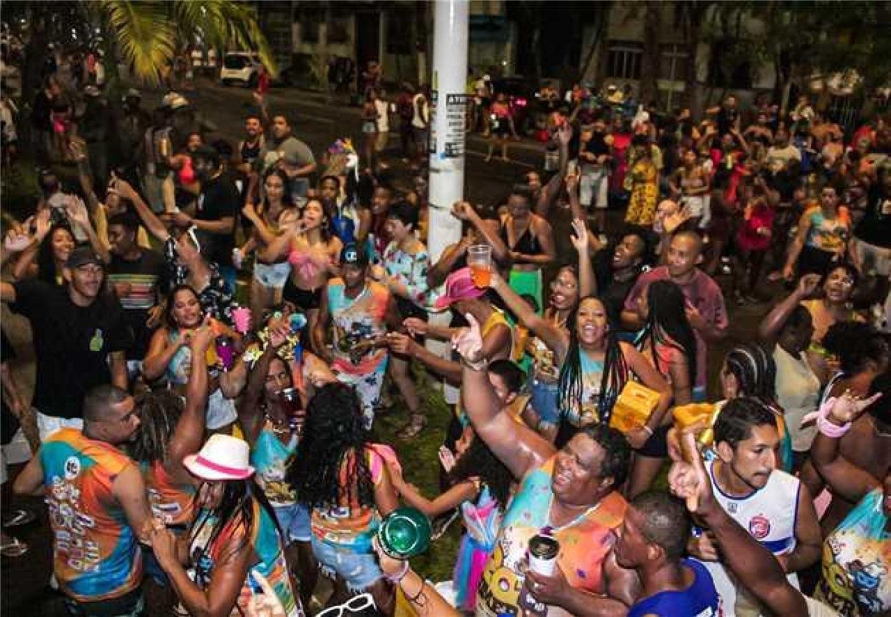 CARNAVAL DE ILHÉUS: BLOCO 20COMER E OS CARETAS PUXAM FOLIA E MANTÊM TRADIÇÃO NA AVENIDA