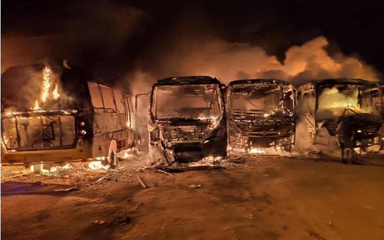 INCÊNDIO ATINGE GARAGEM DA PREFEITURA EM BARRA DO CHOÇA E DESTRÓI VEÍCULOS