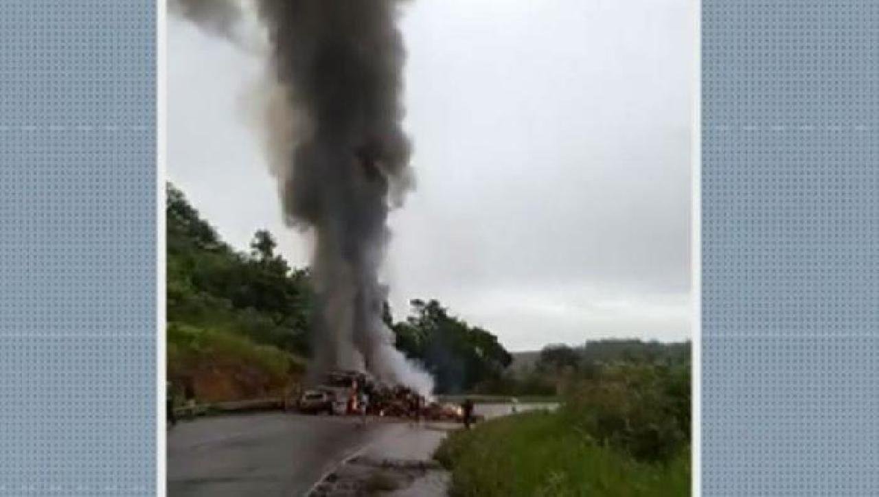 ITAMARAJU: VEÍCULOS PEGAM FOGO APÓS COLISÃO NA BR-101