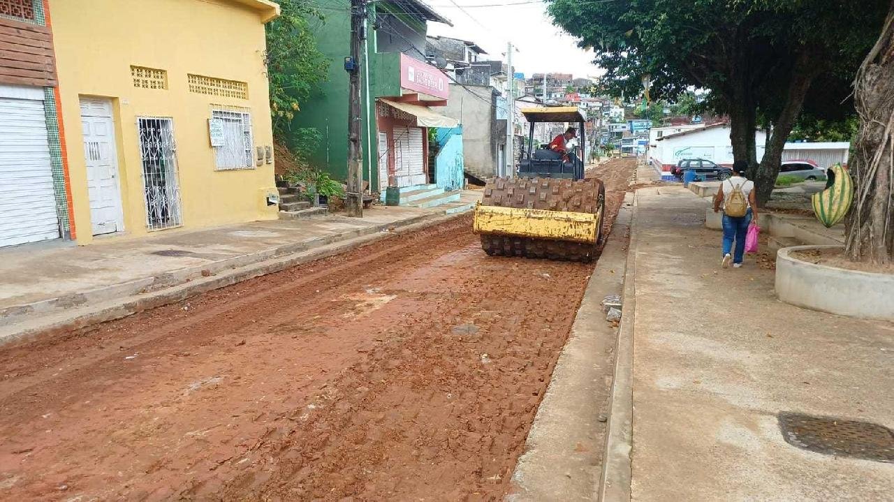 OBRAS DE PAVIMENTAÇÃO ASFÁLTICA SÃO INICIADAS NA RUA SANTARÉM E NO JARDIM PONTAL