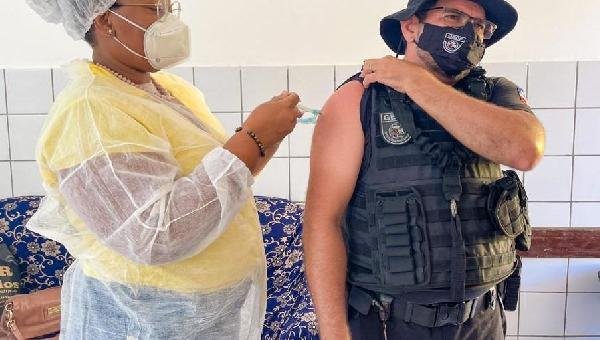 VACINAÇÃO EM ILHÉUS: SESAU ULTRAPASSA 45 MIL DOSES APLICADAS CONTRA A COVID-19