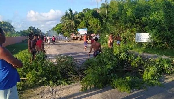 INDÍGENAS INTERDITAM RODOVIA BA-001 EM PROTESTO POR MELHORIAS NA ESTRADA E TRANSPORTE PÚBLICO