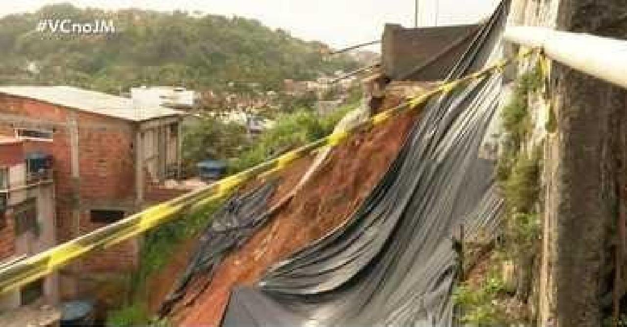 DESLIZAMENTO DE TERRA ATINGE CASAS EM ILHÉUS