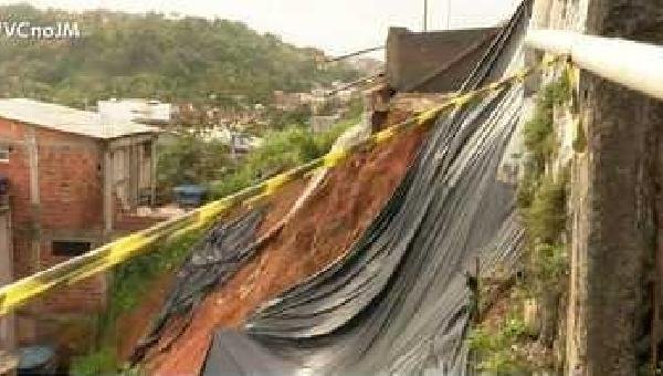 DESLIZAMENTO DE TERRA ATINGE CASAS EM ILHÉUS